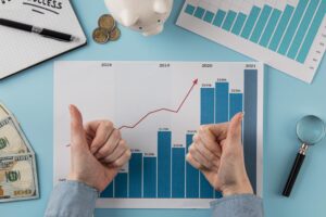 Khi mới bắt đầu mình cũng ngây thơ rằng mình có kiến thức về tài chính và chứng khoán rồi thì giờ chỉ việc ráp kỹ năng Coaching vào nữa là thành Wealth Coaching - Huấn Luyện Tài Chính thôi, thật là tuyệt!
